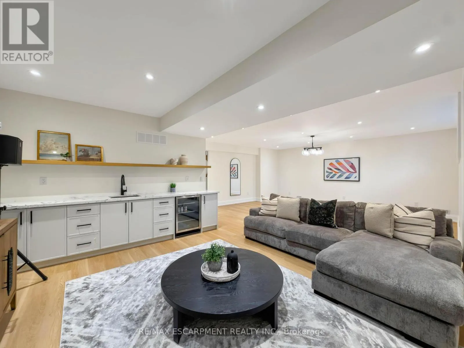 260 KENT CRESCENT