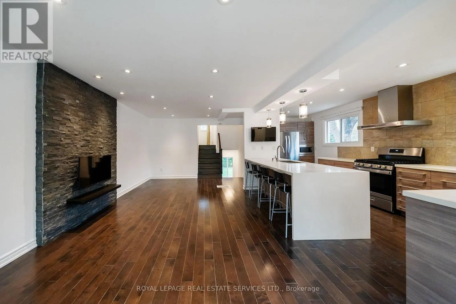 1254 NAPIER CRESCENT