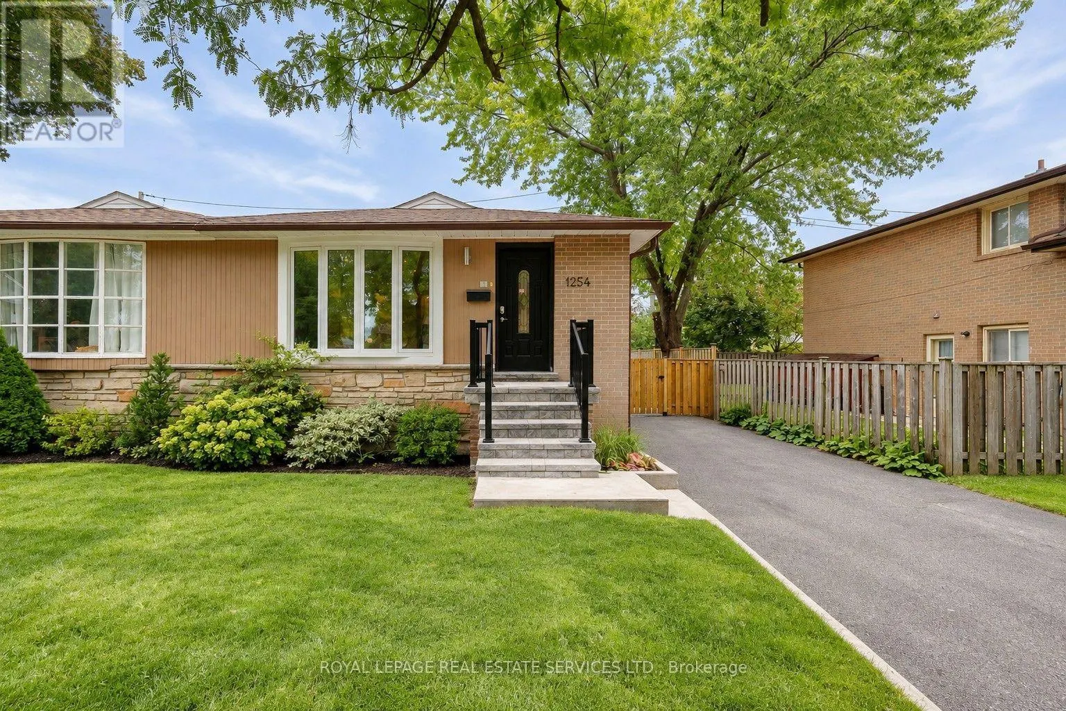 1254 NAPIER CRESCENT