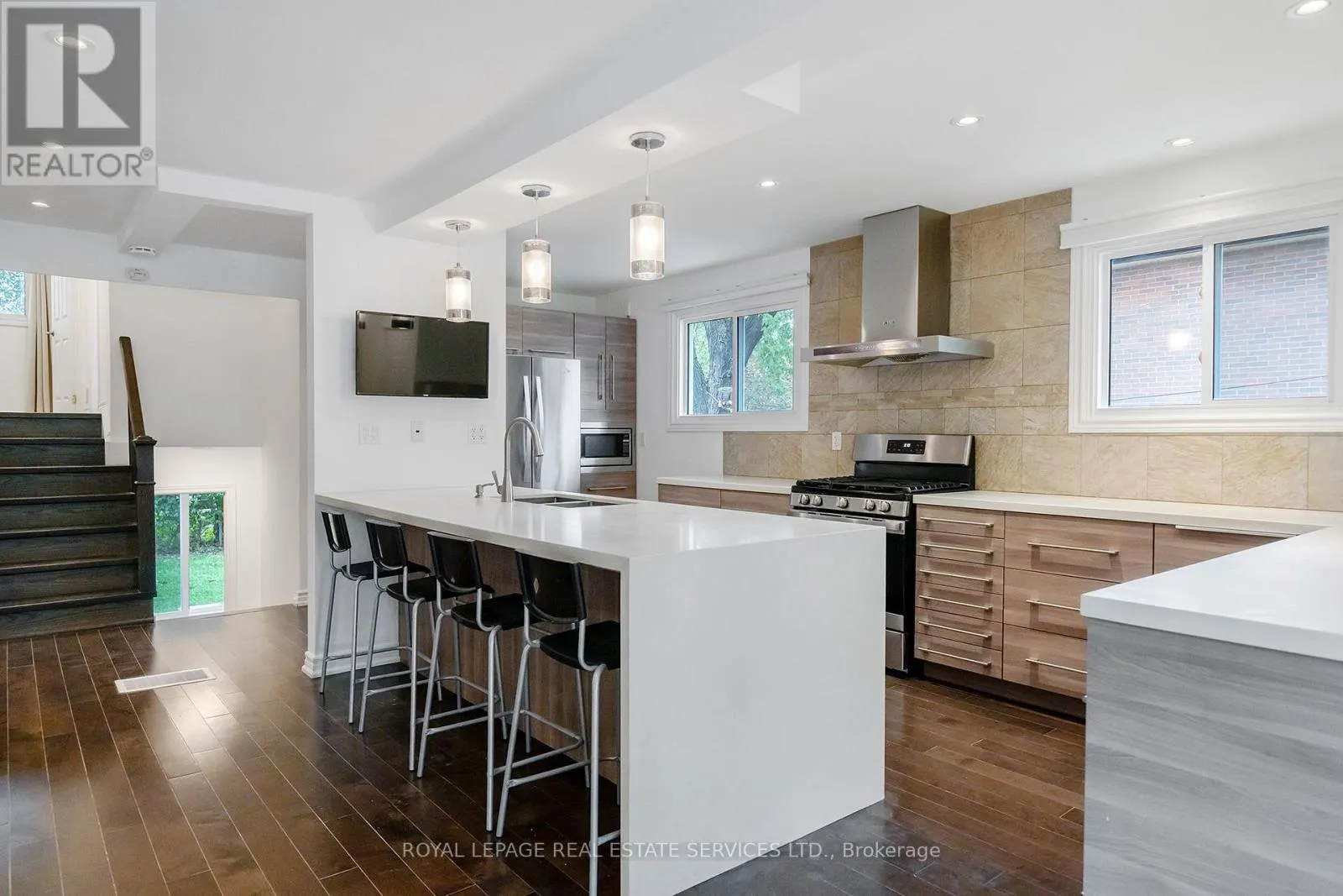 1254 NAPIER CRESCENT