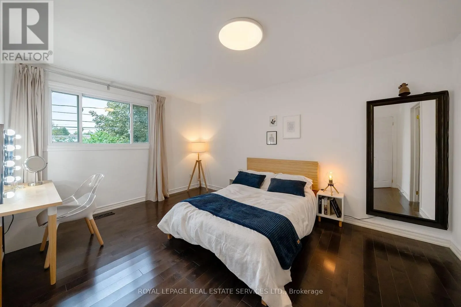 1254 NAPIER CRESCENT