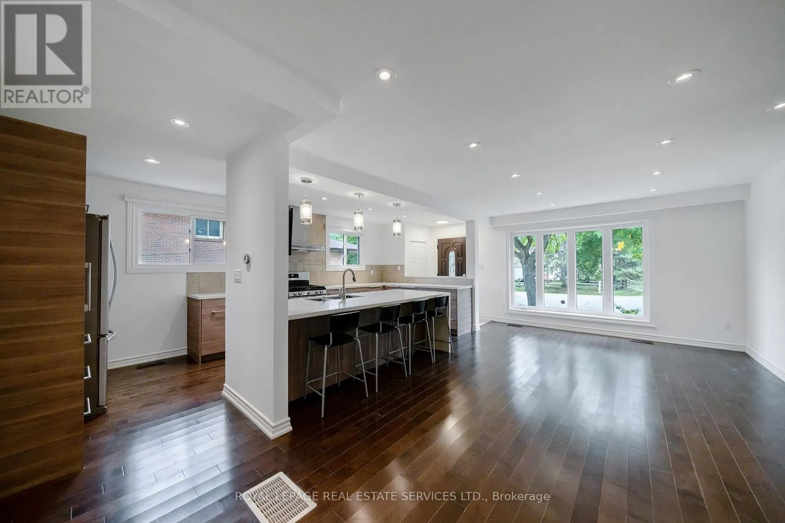 1254 NAPIER CRESCENT