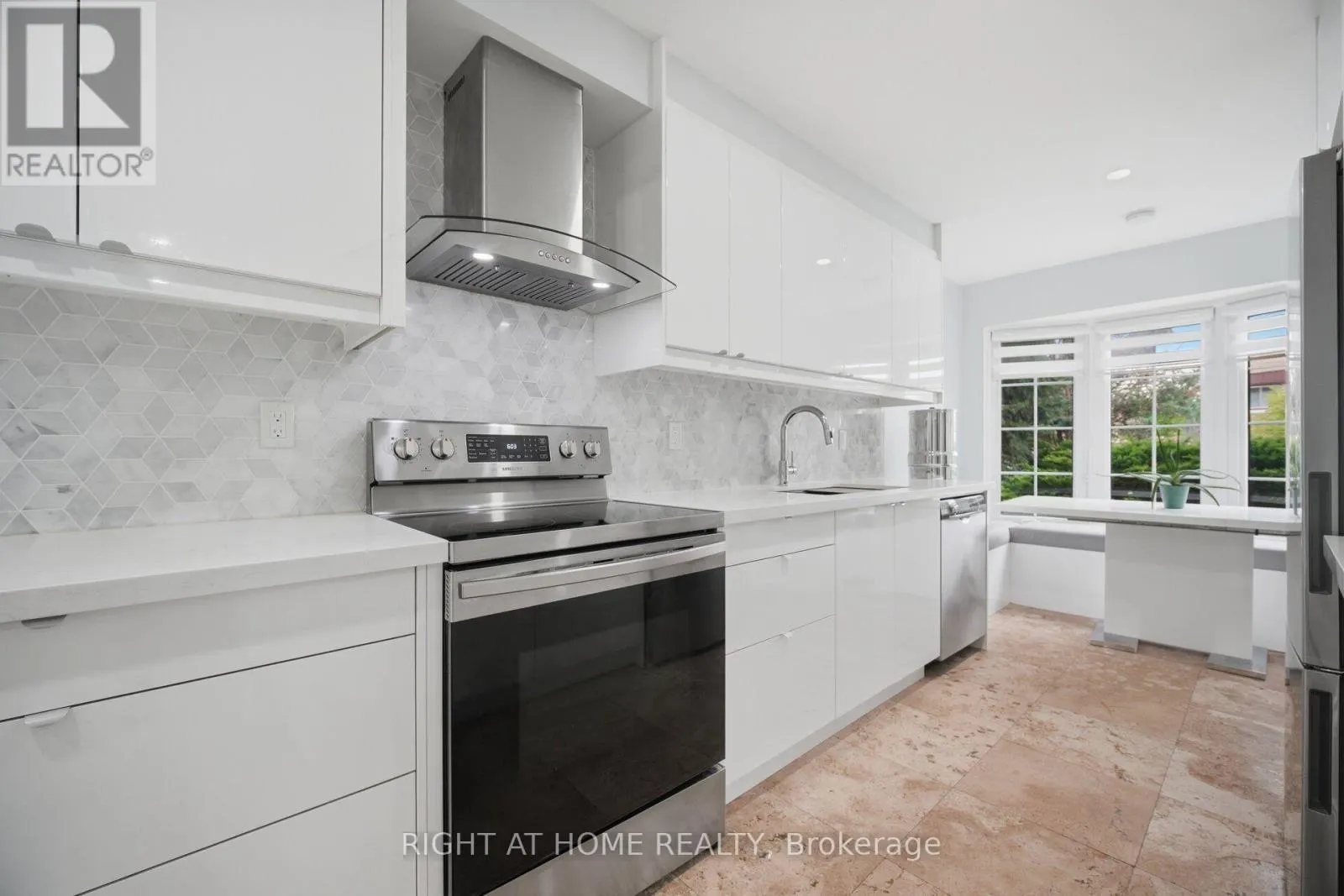 1527 FORESTDALE COURT