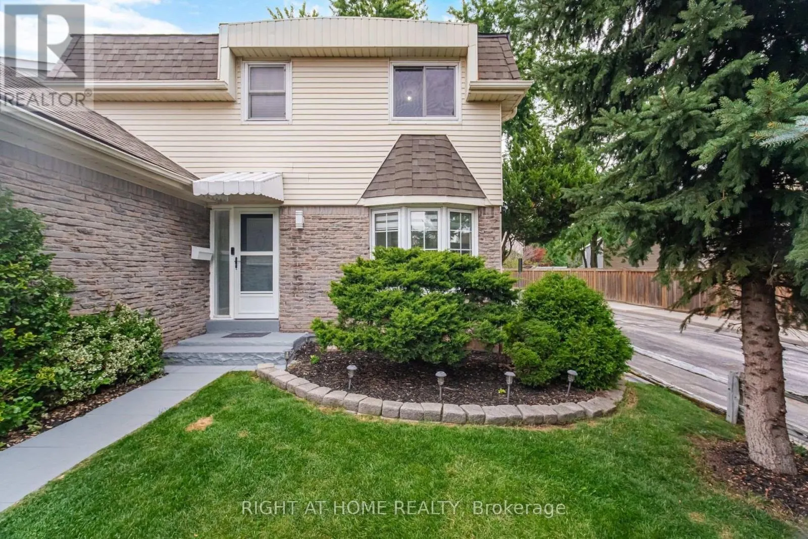 1527 FORESTDALE COURT