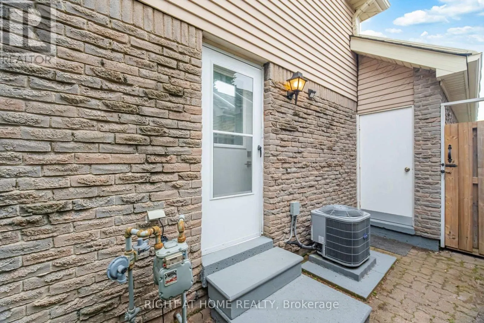 1527 FORESTDALE COURT