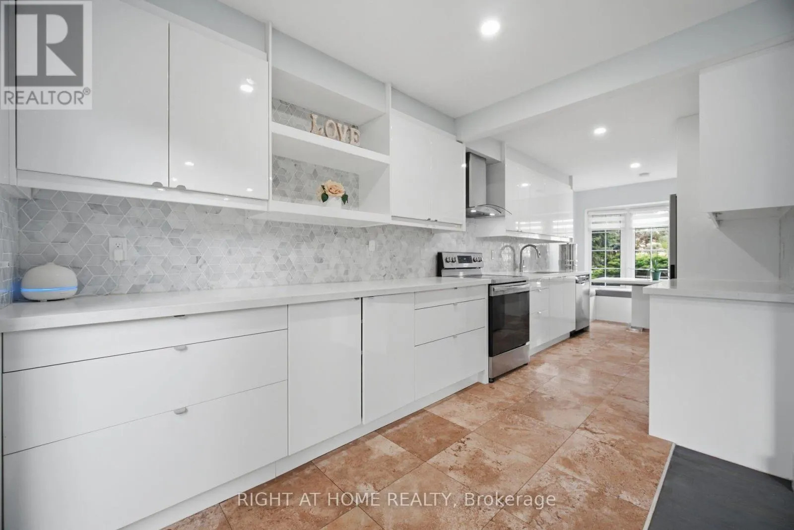 1527 FORESTDALE COURT