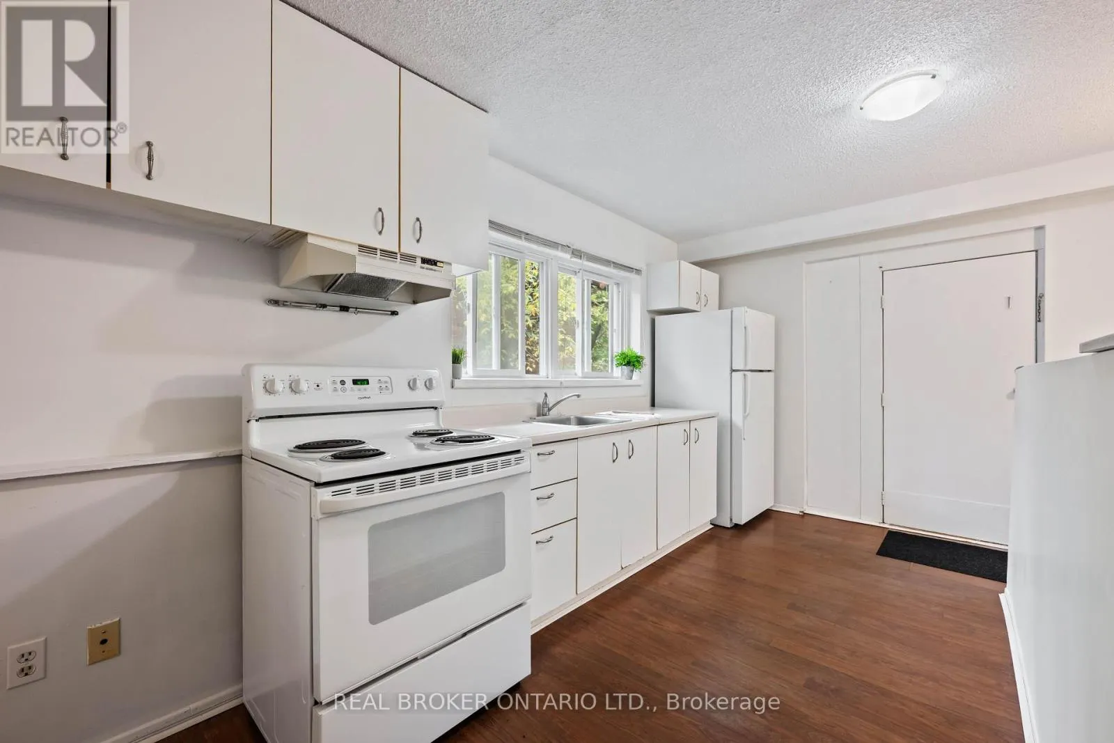 28 HILLSIDE DRIVE