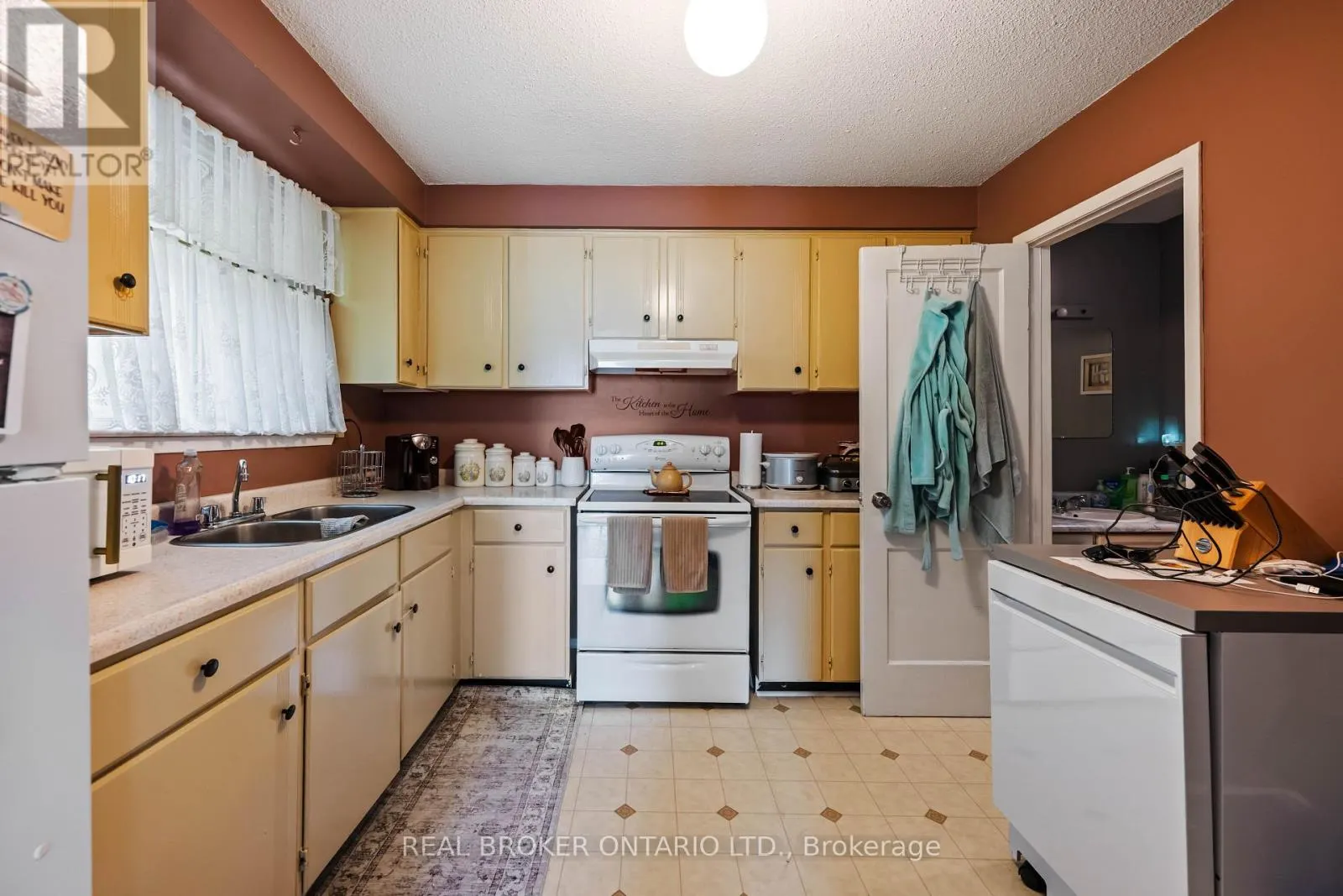 28 HILLSIDE DRIVE