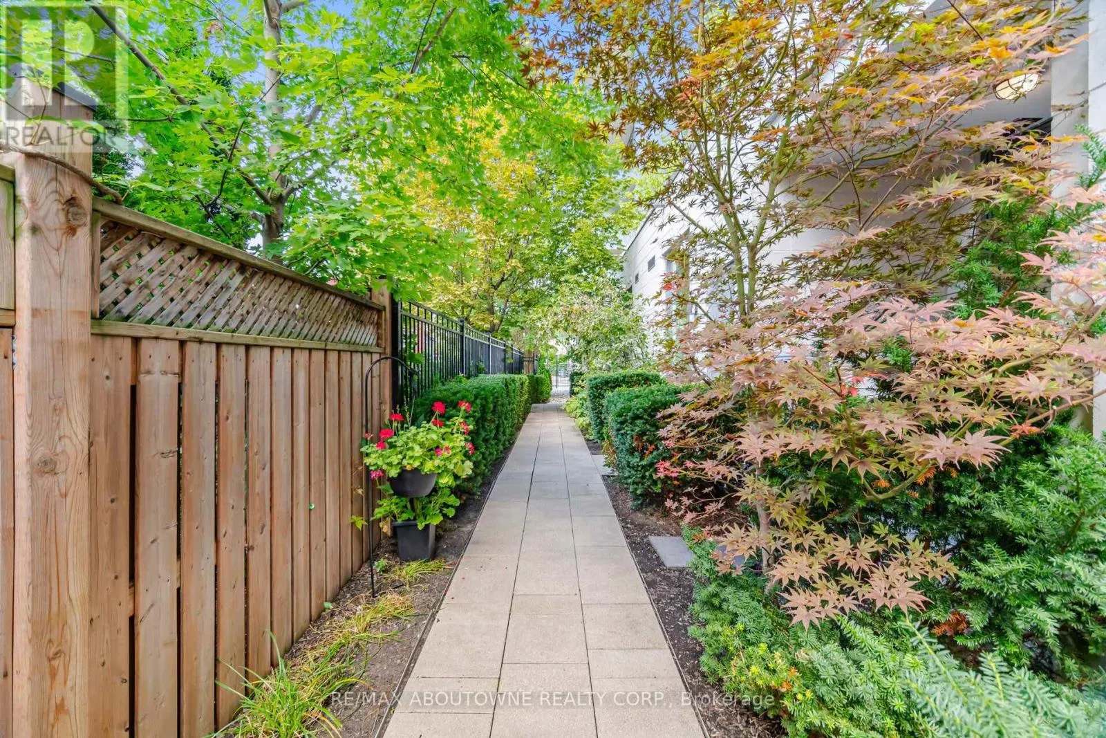 106 - 1441 ELGIN STREET