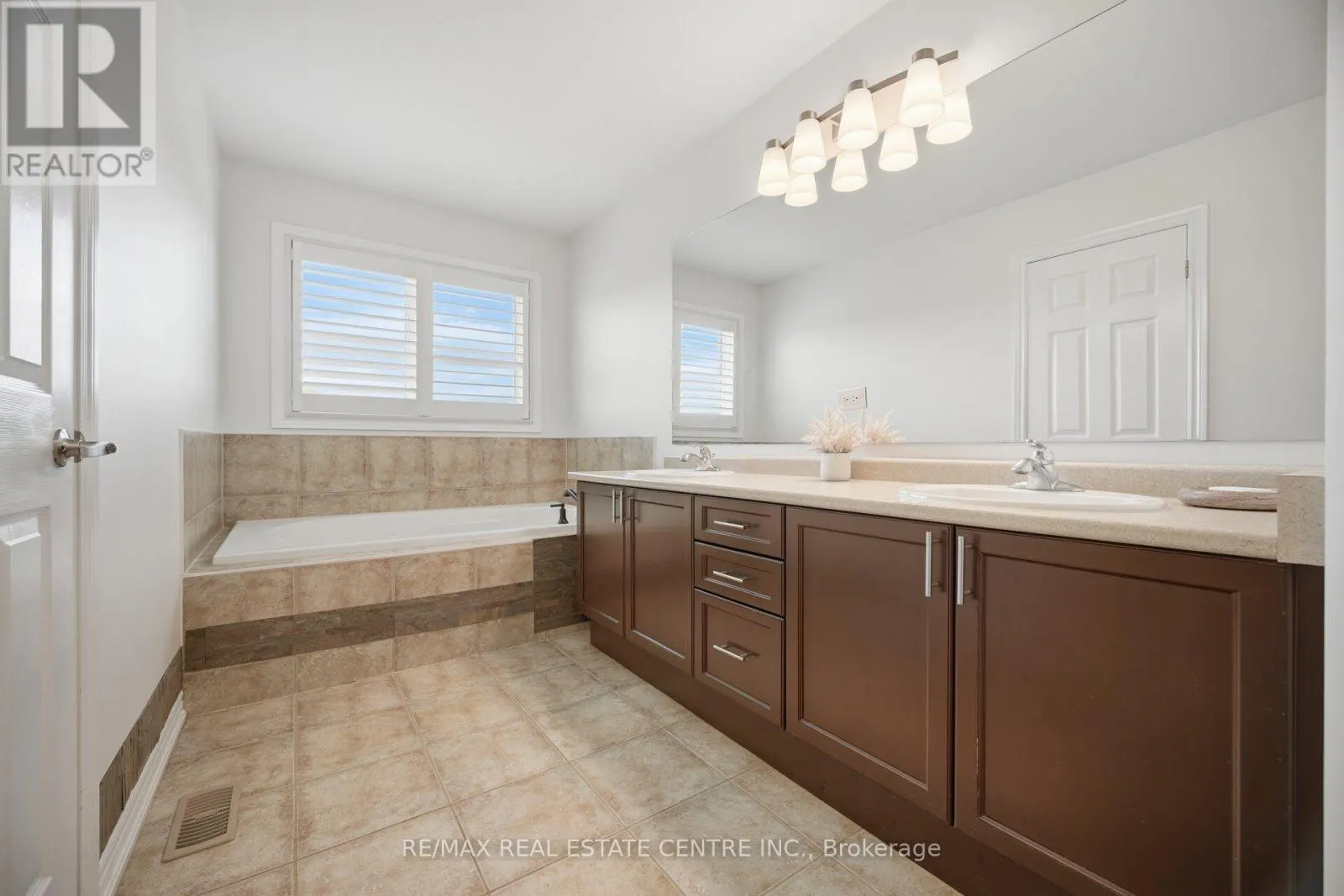 2425 QUETICO CRESCENT