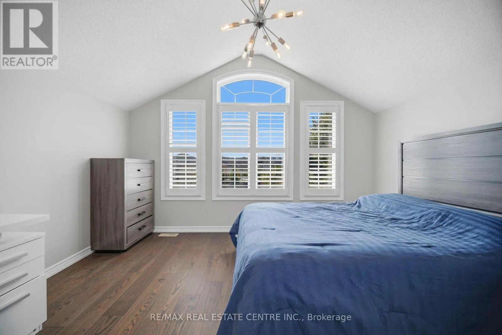 2425 QUETICO CRESCENT