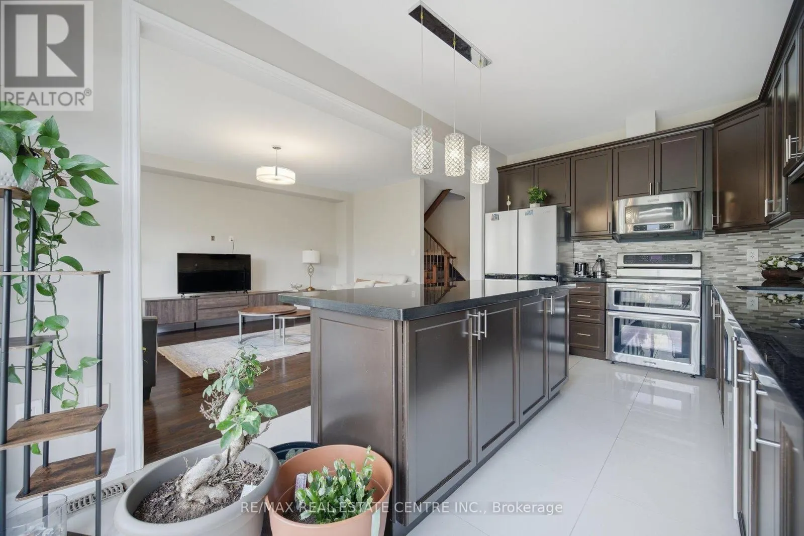 2425 QUETICO CRESCENT