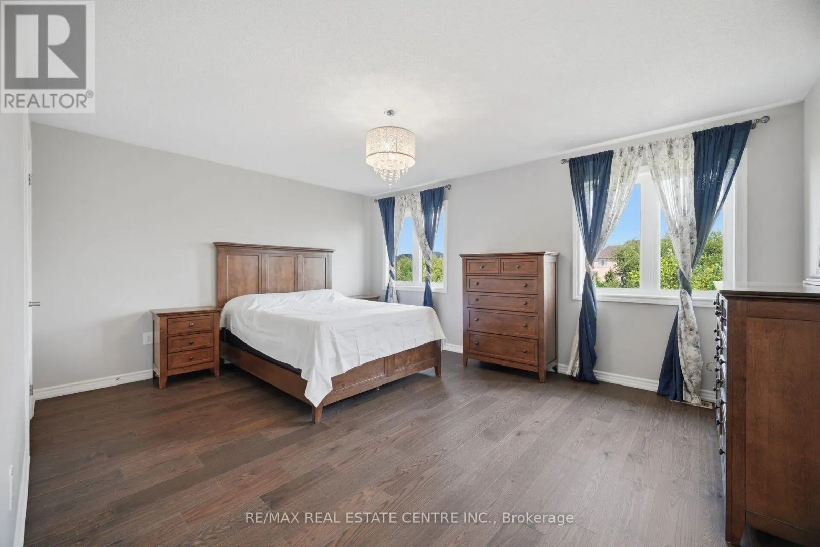 2425 QUETICO CRESCENT