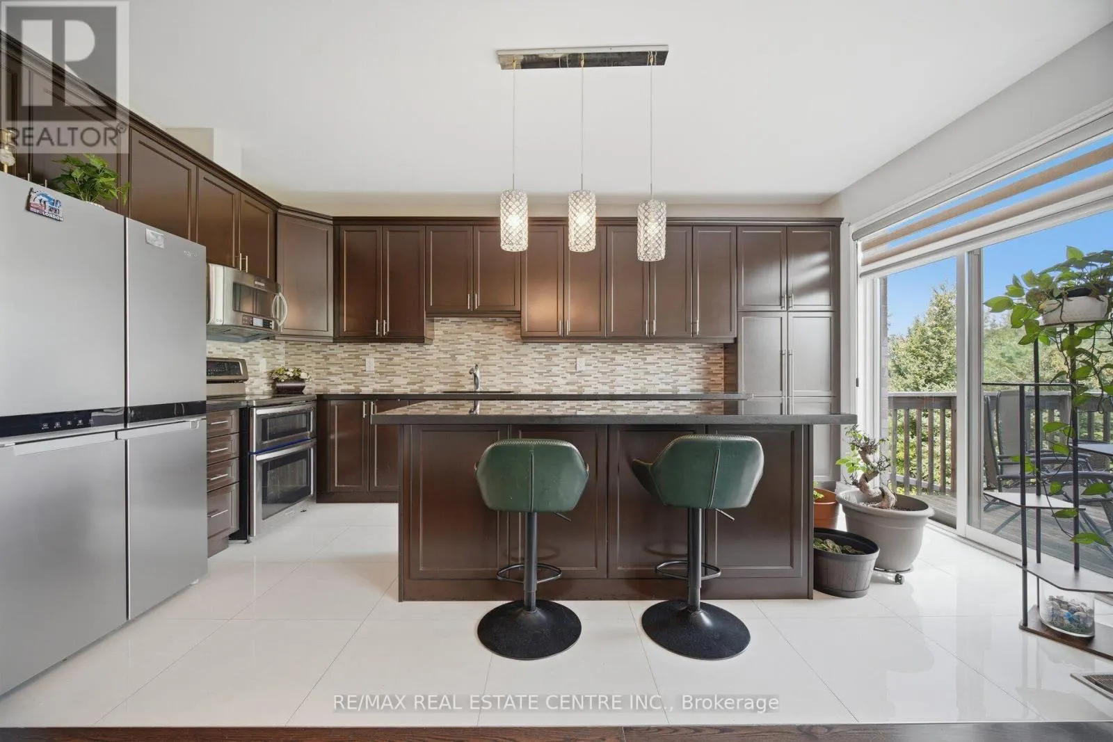 2425 QUETICO CRESCENT