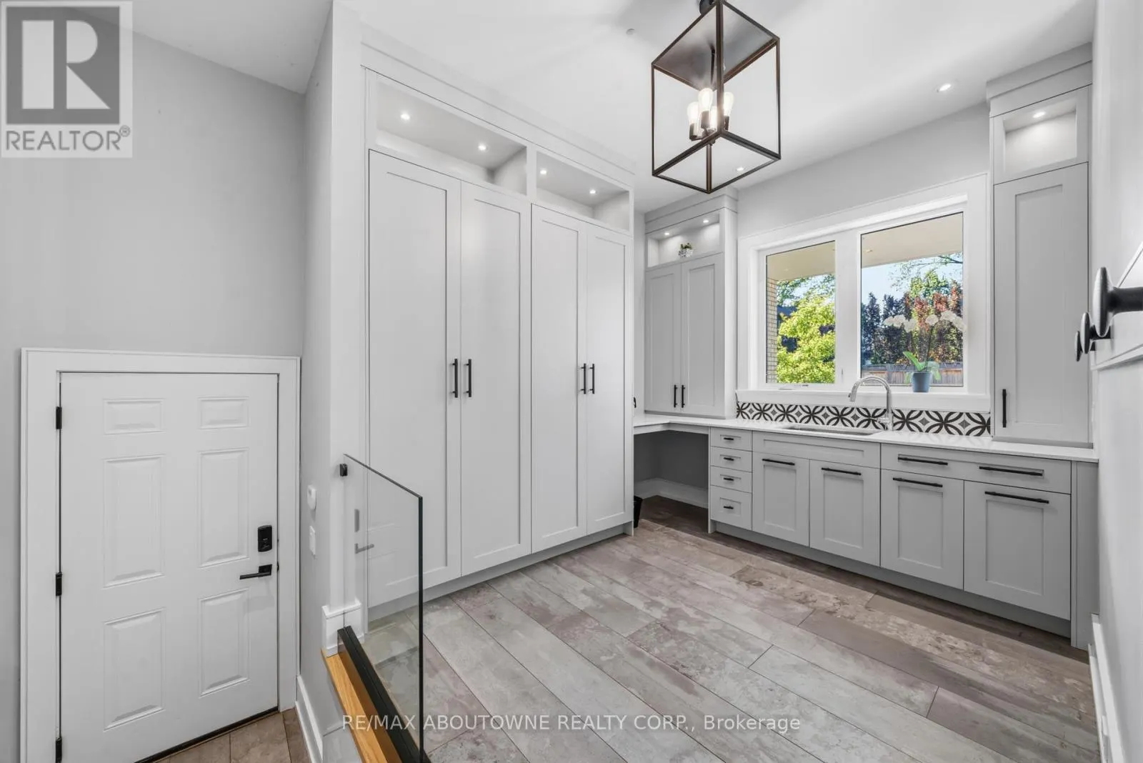 489 LAKESHORE ROAD W