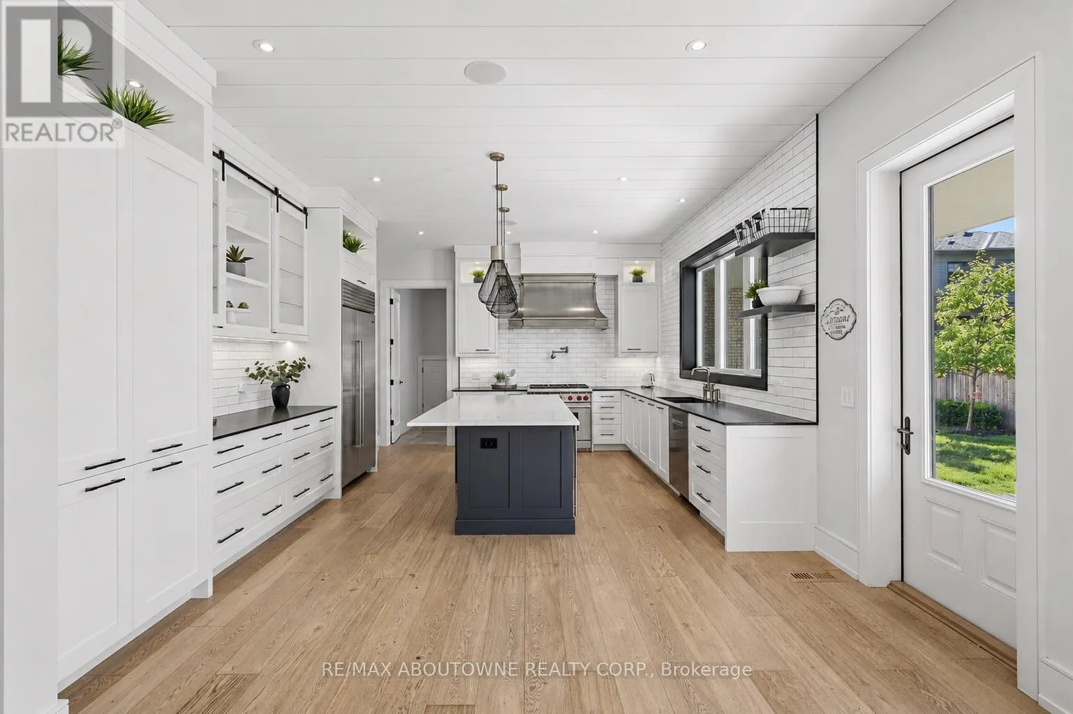 489 LAKESHORE ROAD W