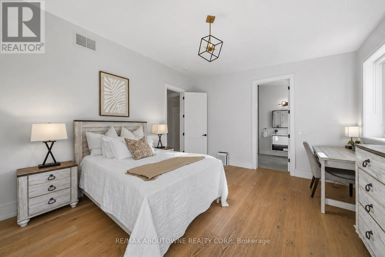 489 LAKESHORE ROAD W