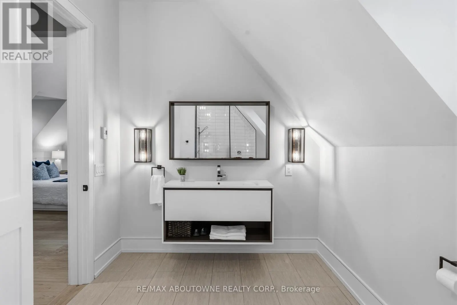 489 LAKESHORE ROAD W