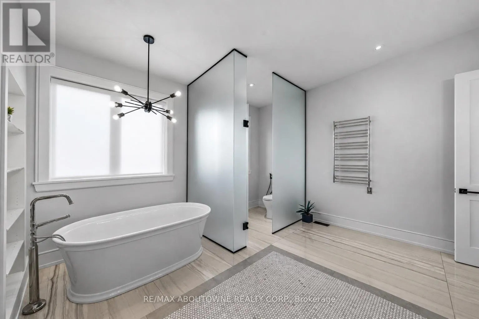 489 LAKESHORE ROAD W