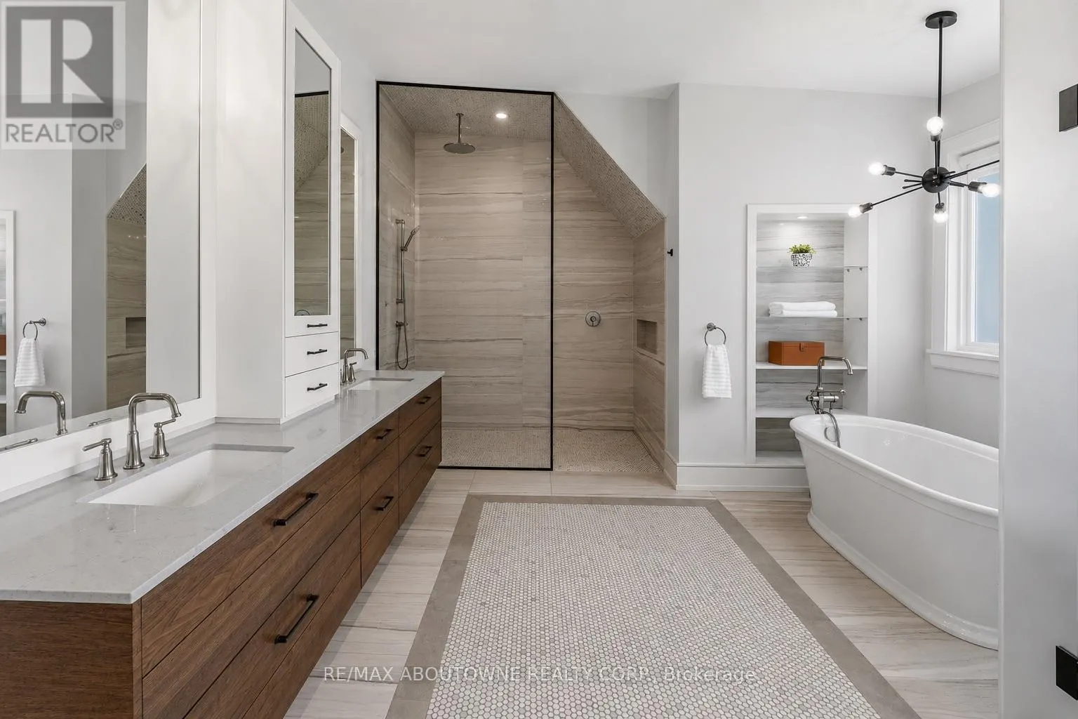 489 LAKESHORE ROAD W