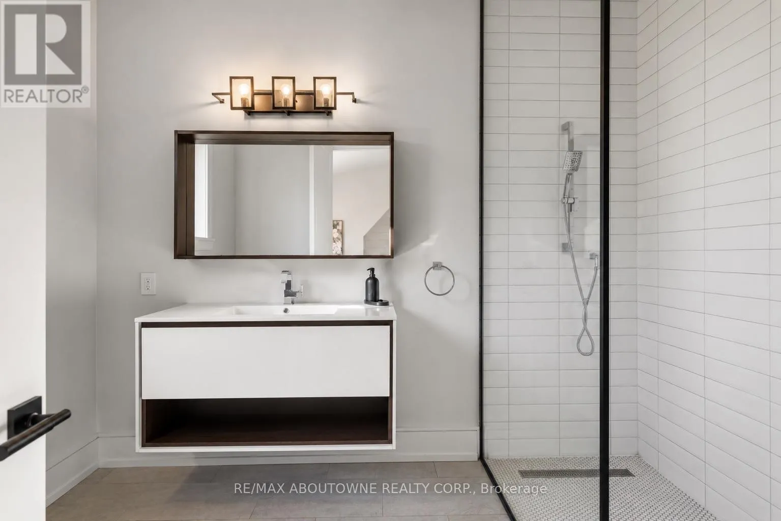 489 LAKESHORE ROAD W