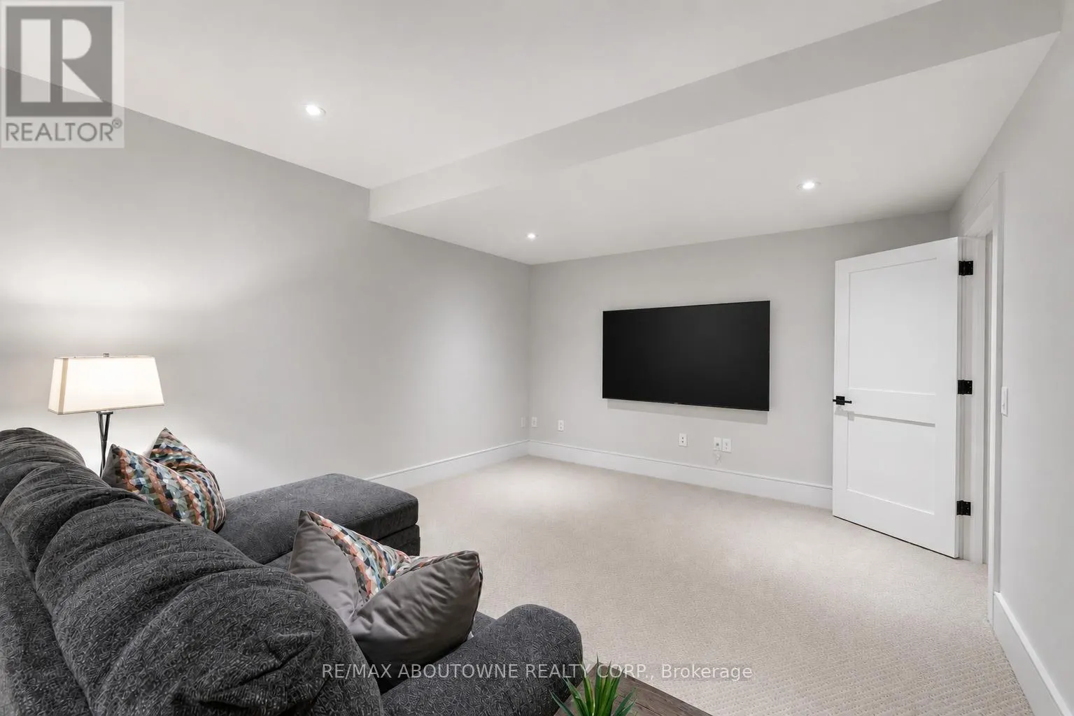 489 LAKESHORE ROAD W
