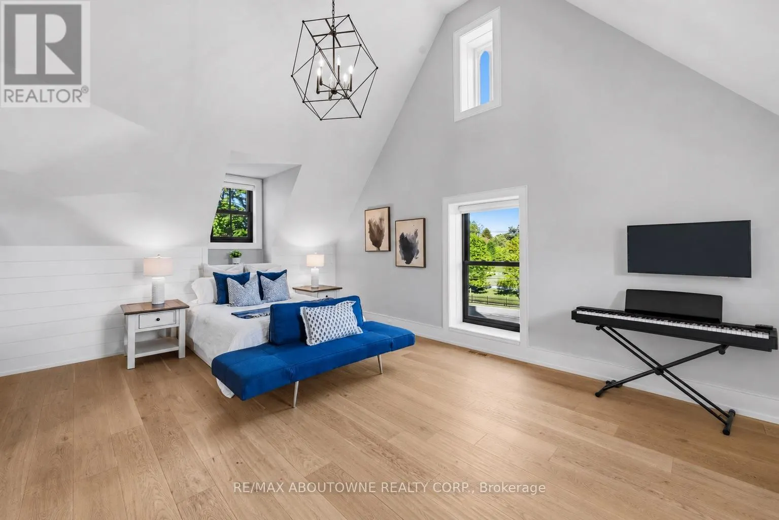 489 LAKESHORE ROAD W