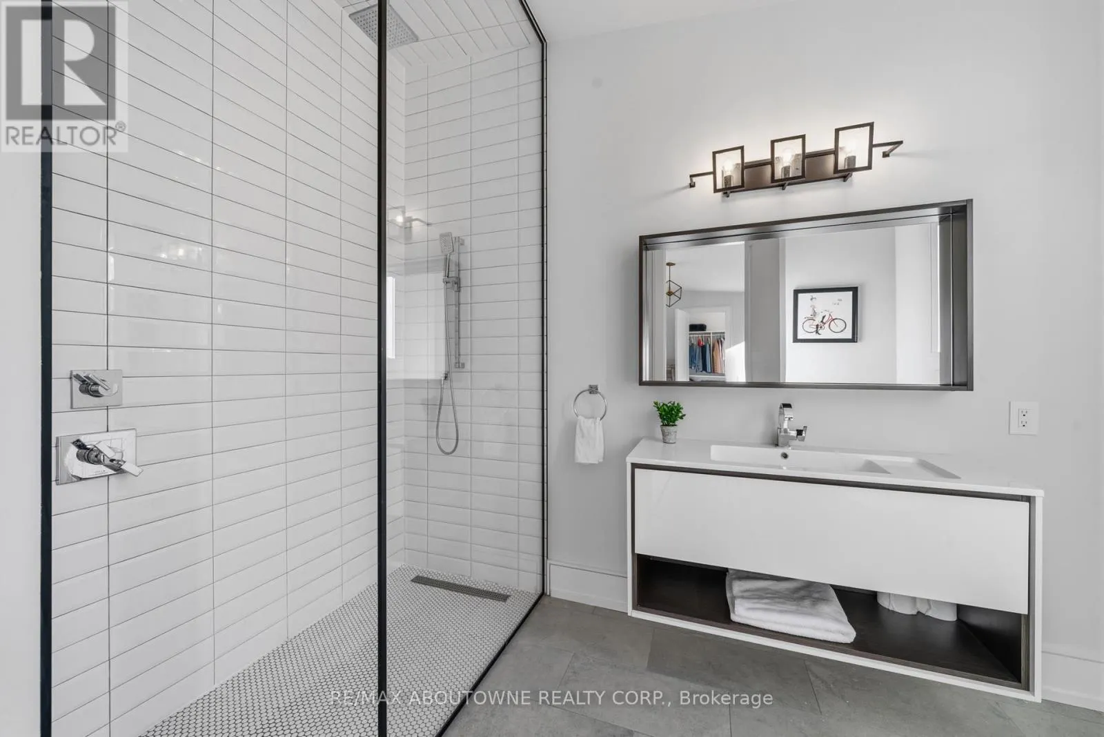 489 LAKESHORE ROAD W