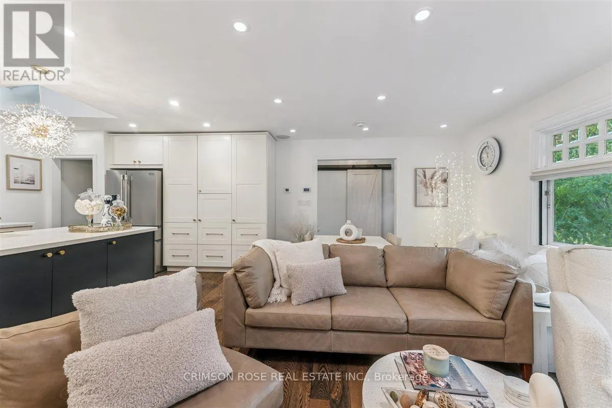 89 HOLYROOD AVENUE