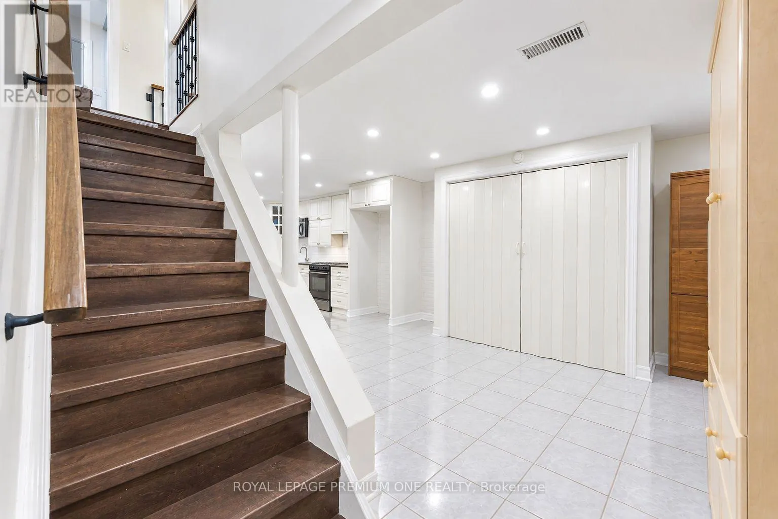 25 SIR LANCELOT COURT