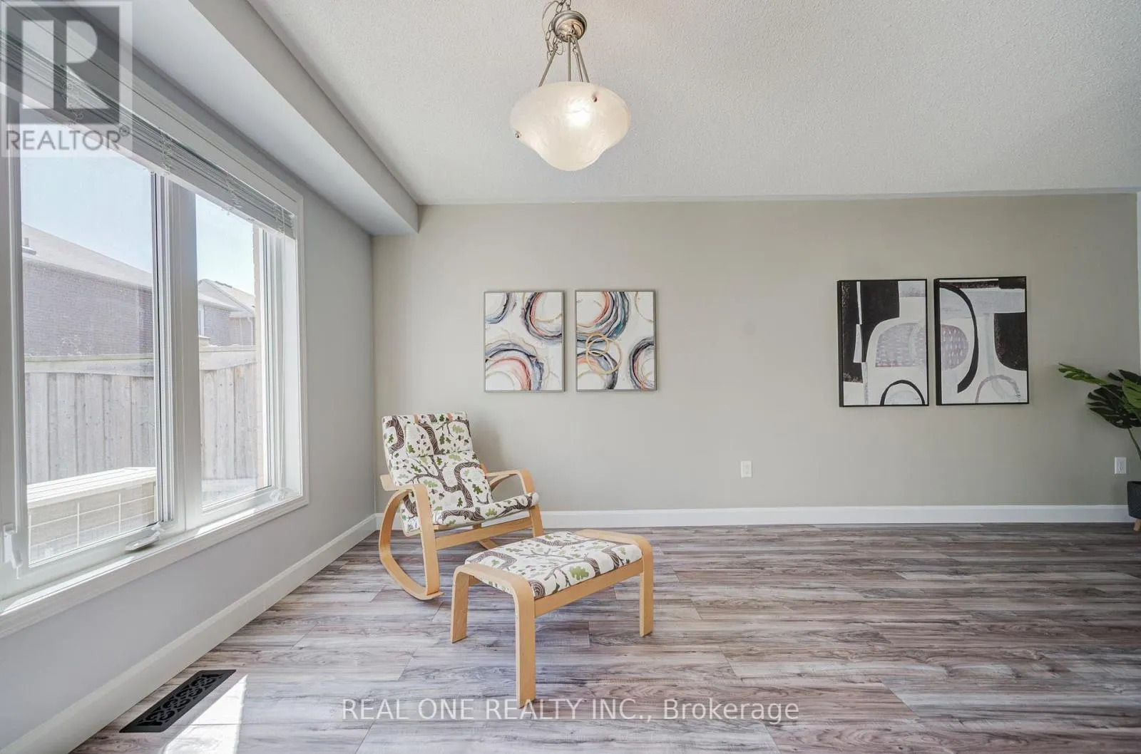 266 WOODLEY CRESCENT