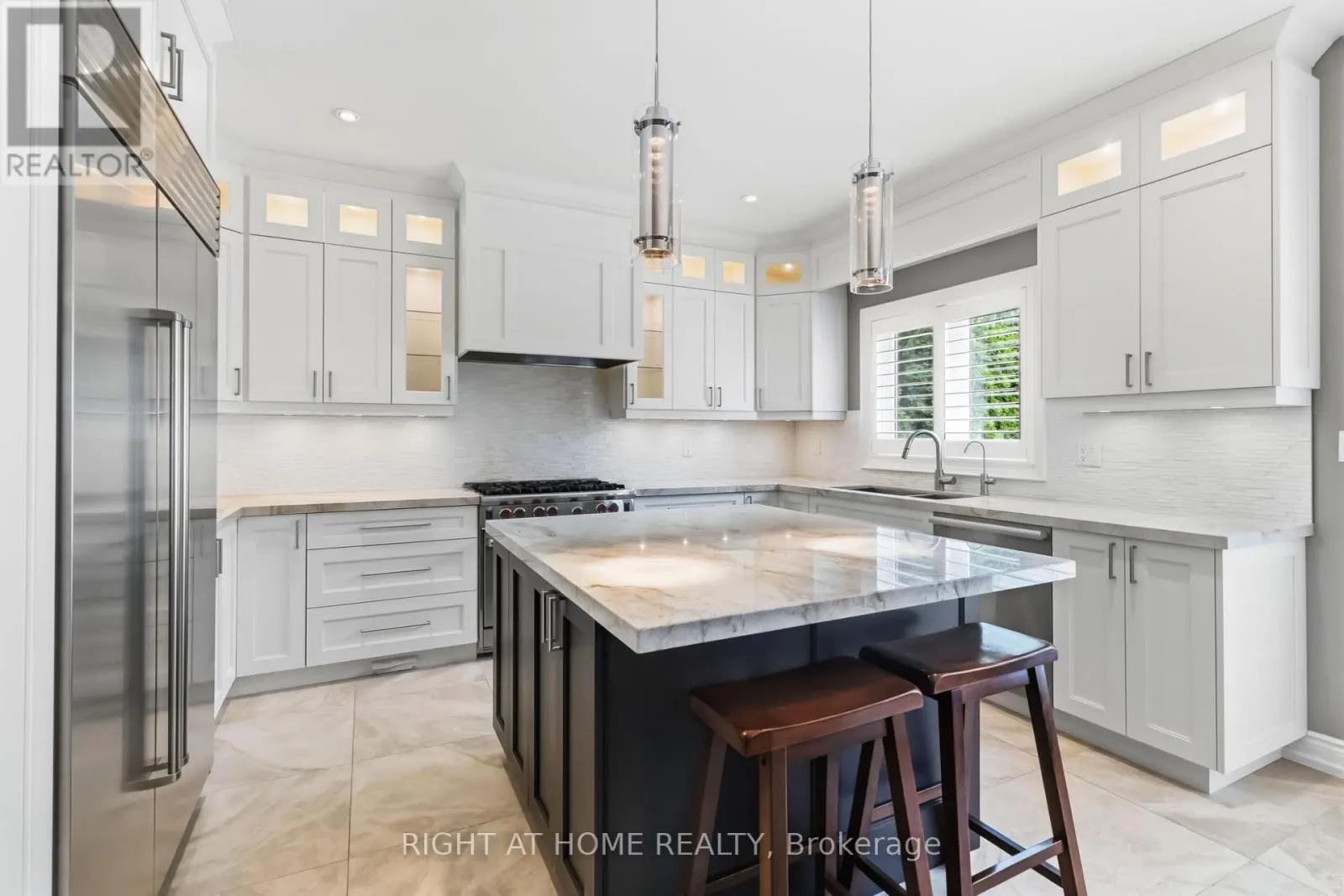 1213 LINDENROCK DRIVE