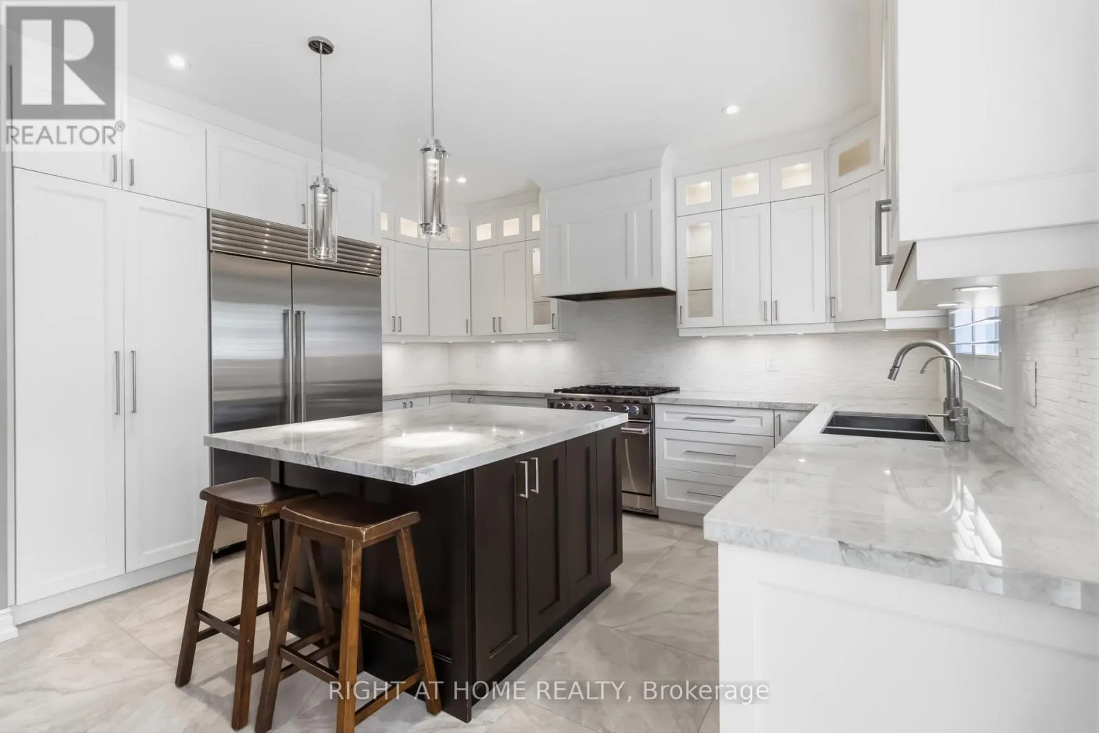 1213 LINDENROCK DRIVE