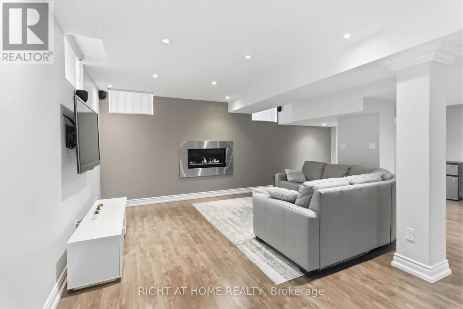 1213 LINDENROCK DRIVE