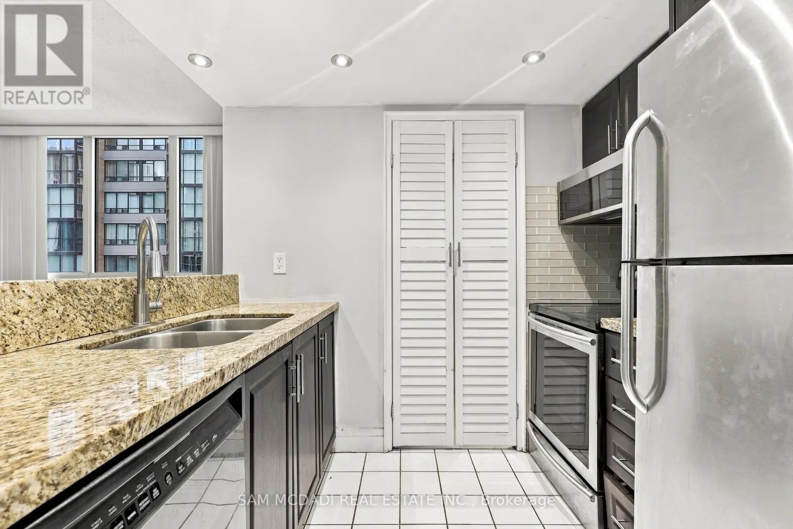 903 - 265 ENFIELD PLACE