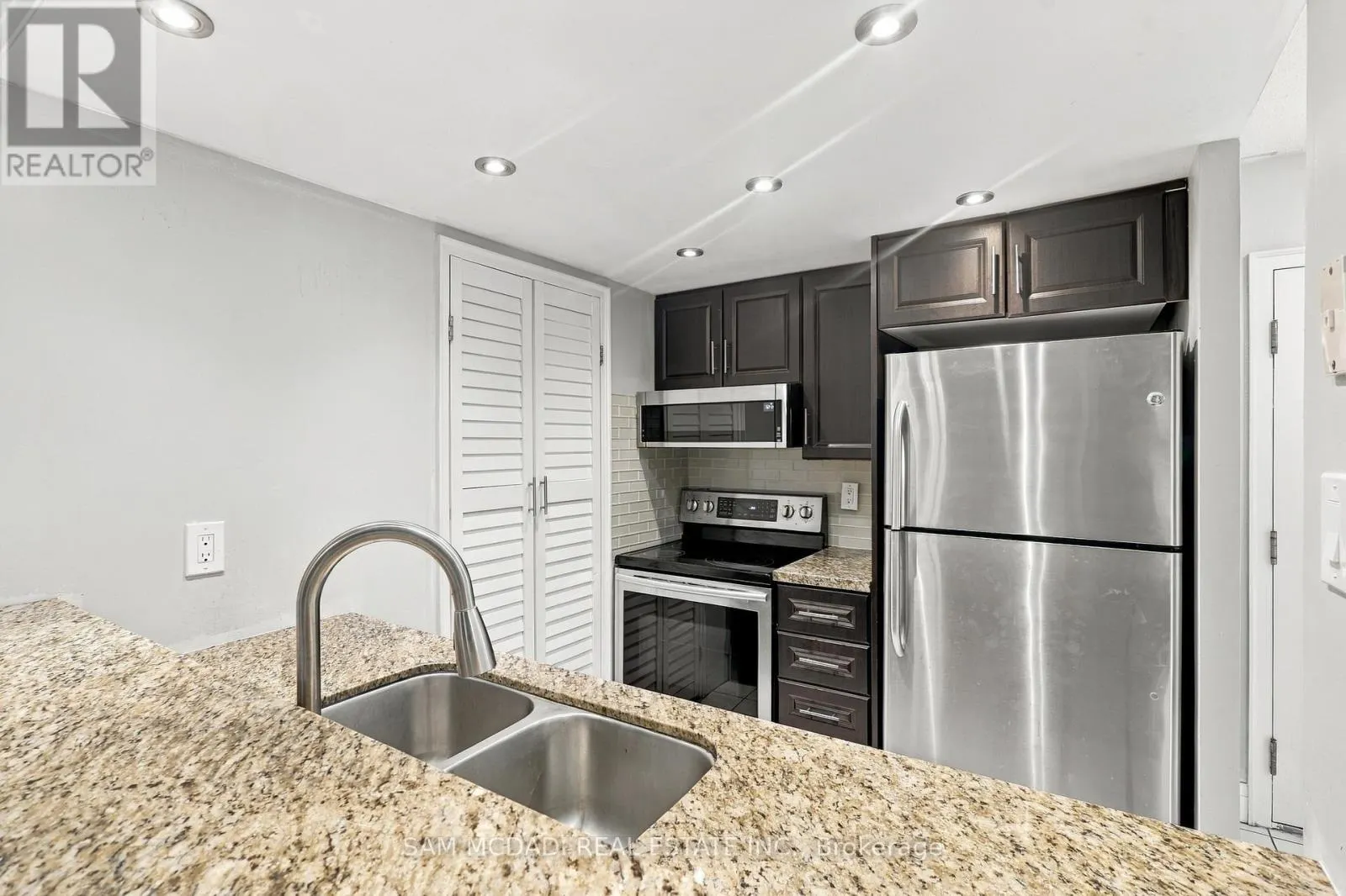 903 - 265 ENFIELD PLACE