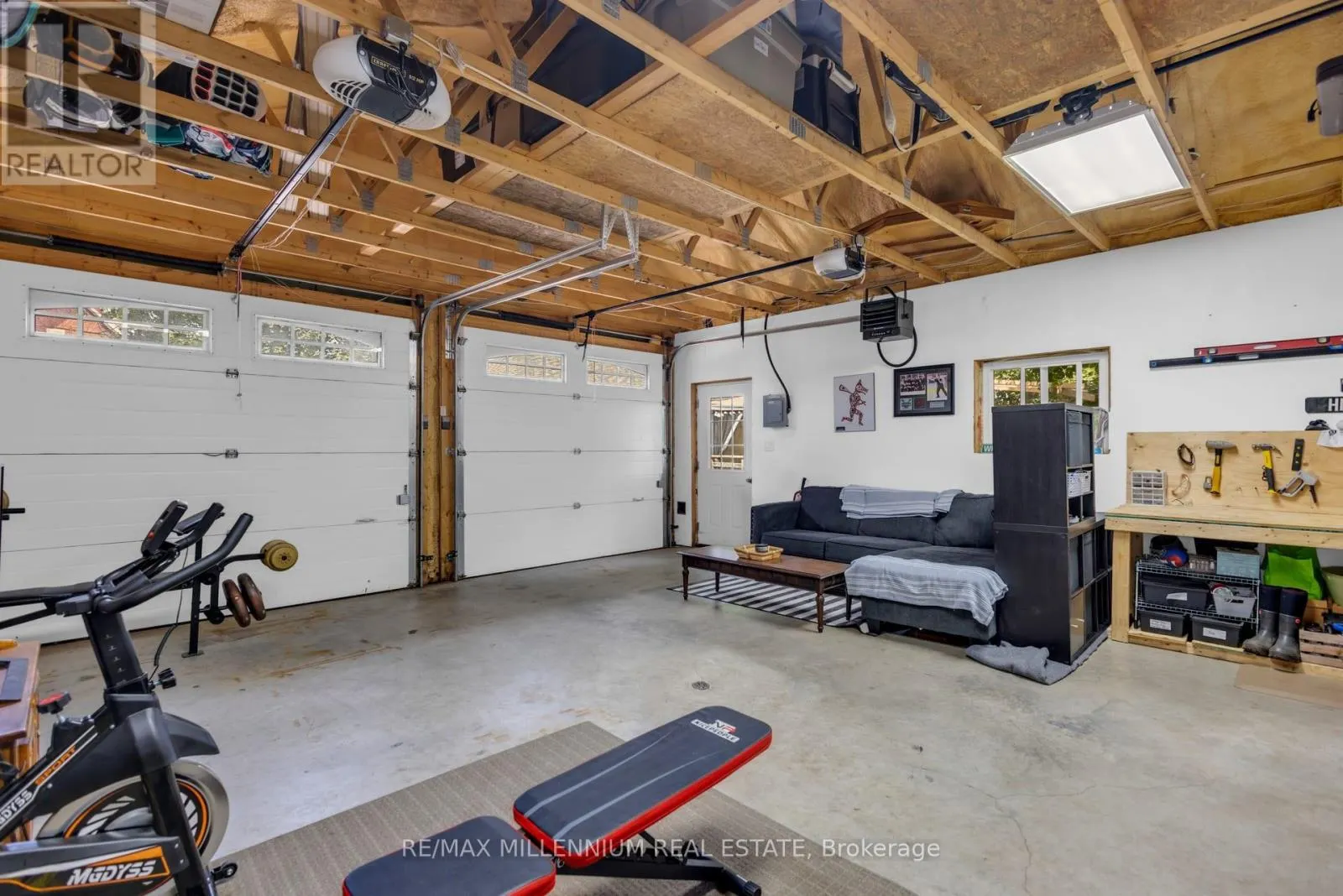 1537 QUEEN STREET E