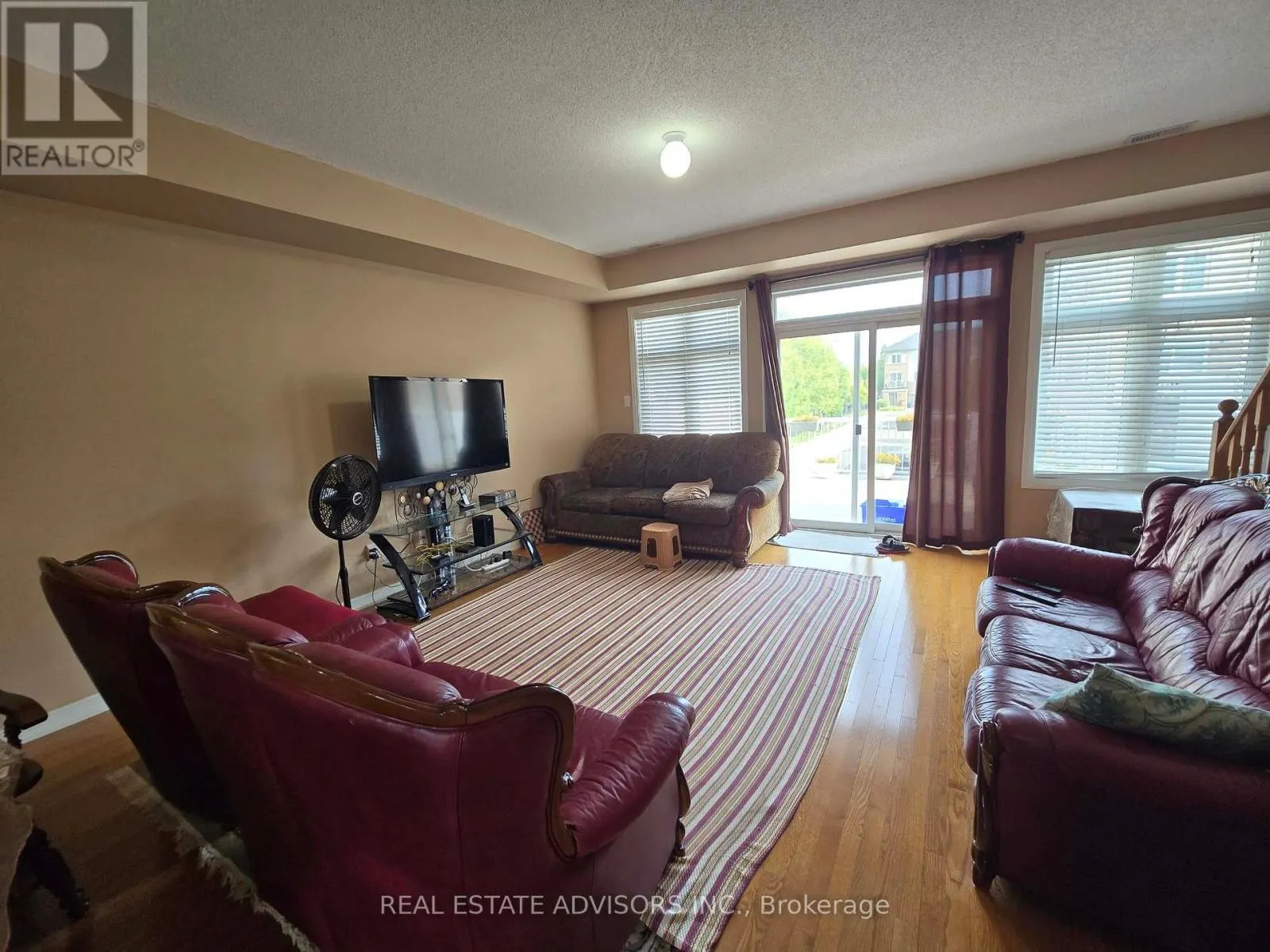 1272 MAIN STREET E