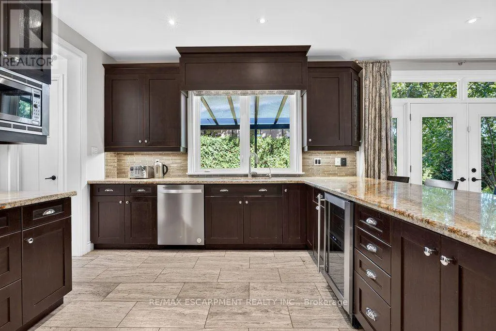225 LAKESIDE AVENUE