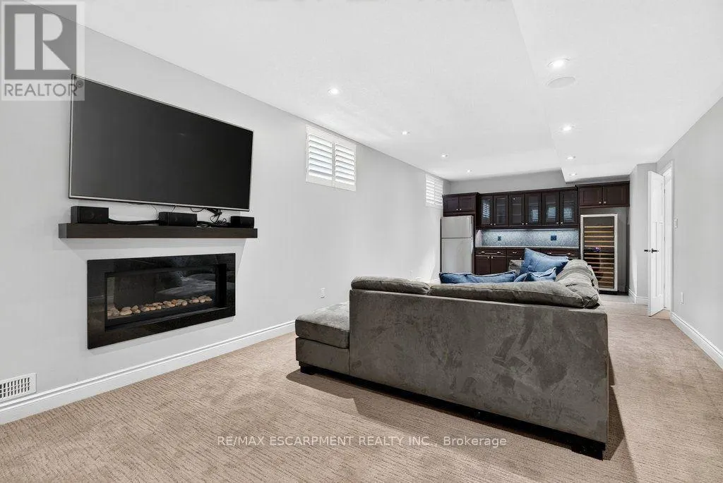 225 LAKESIDE AVENUE