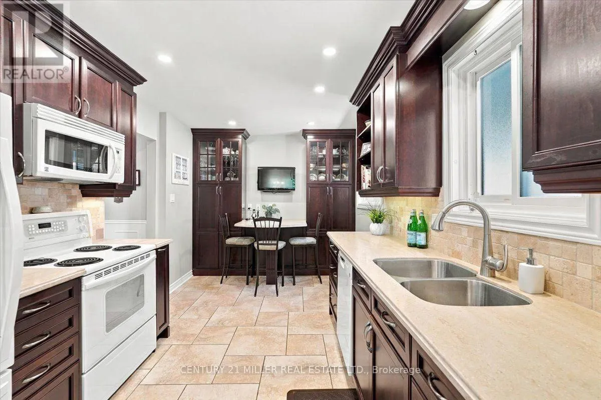 2044 CORAL CRESCENT