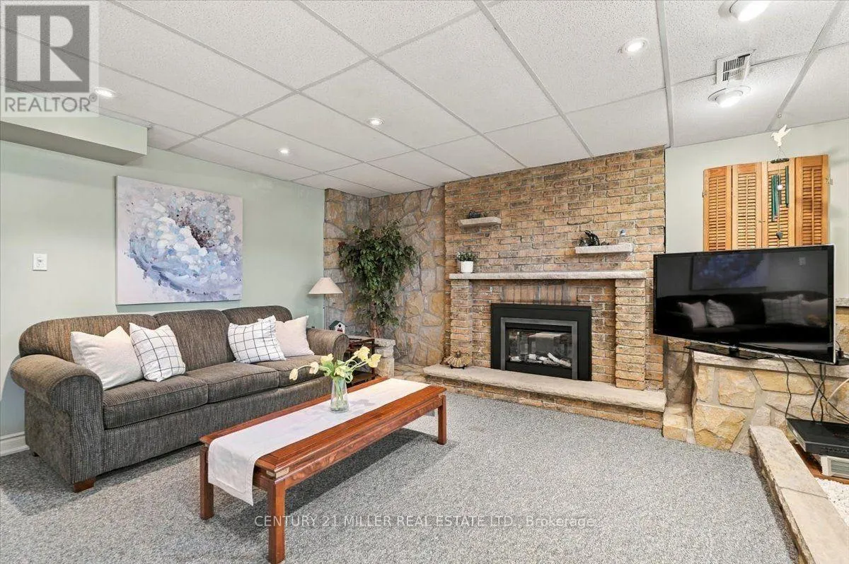 2044 CORAL CRESCENT