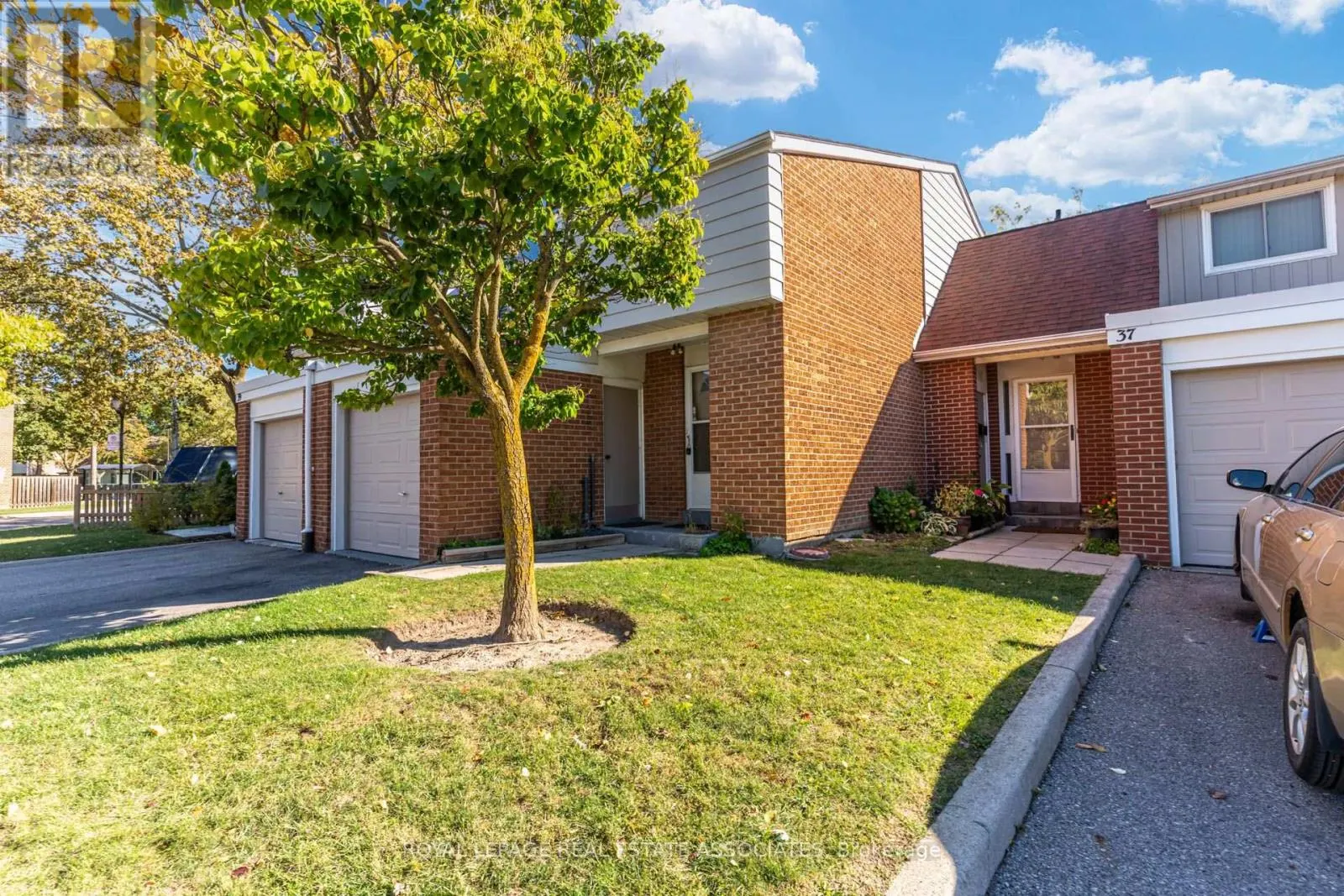 215 MISSISSAUGA VALLEY BOULEVARD