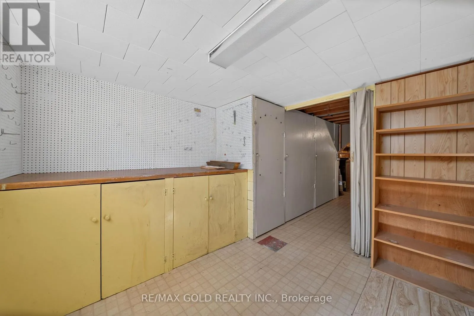 27 ALDERBURY CRESCENT