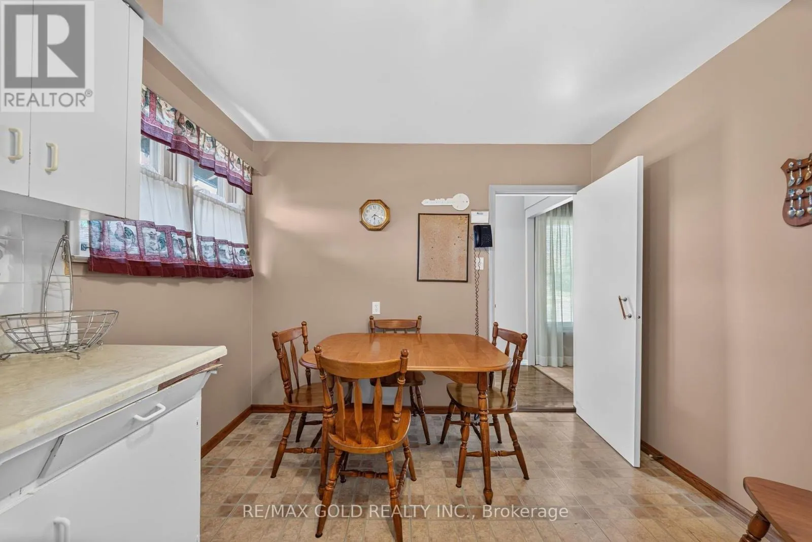 27 ALDERBURY CRESCENT