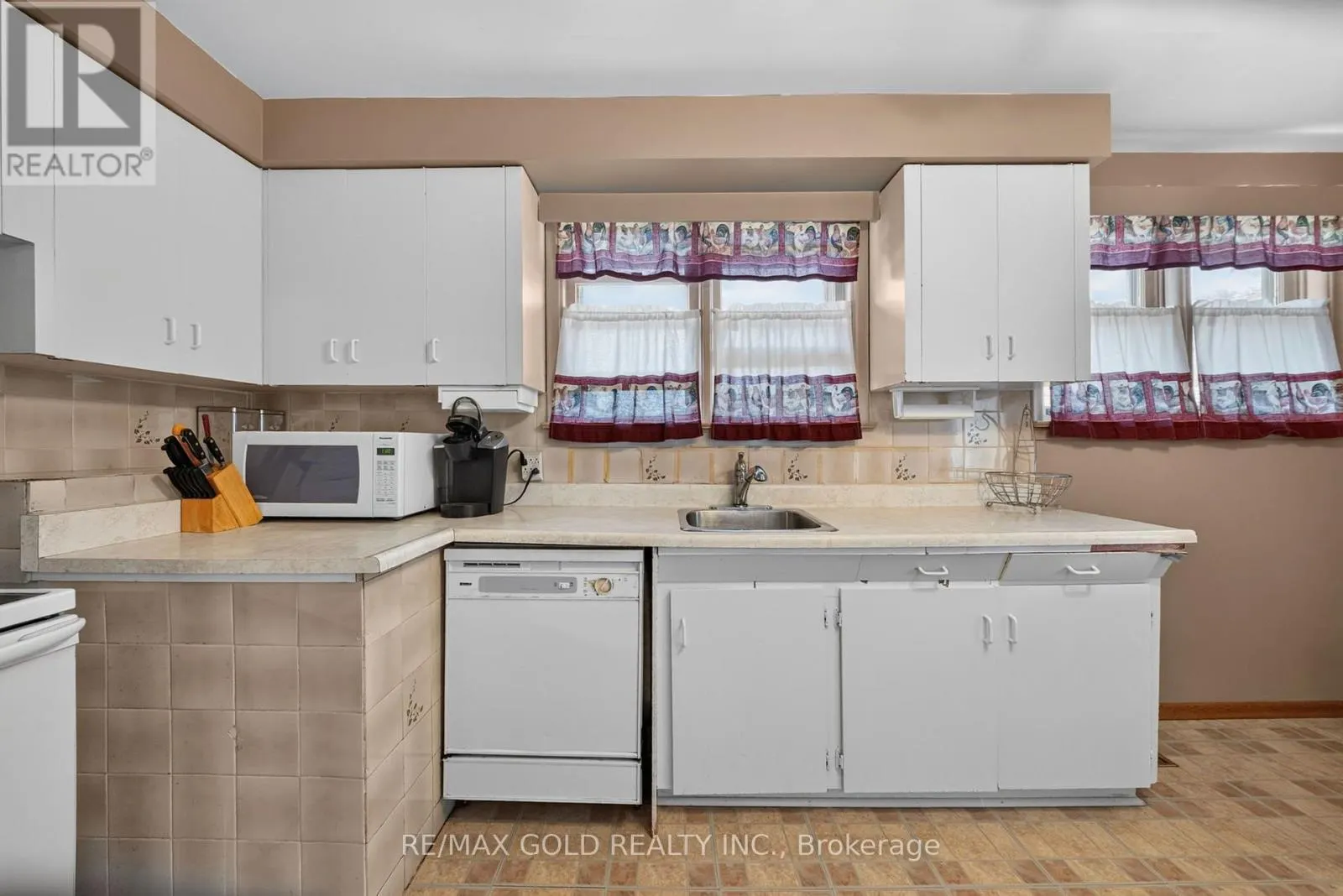 27 ALDERBURY CRESCENT