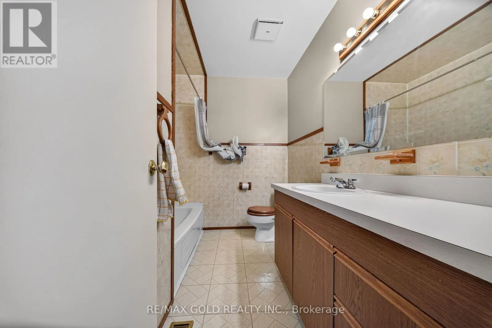 27 ALDERBURY CRESCENT
