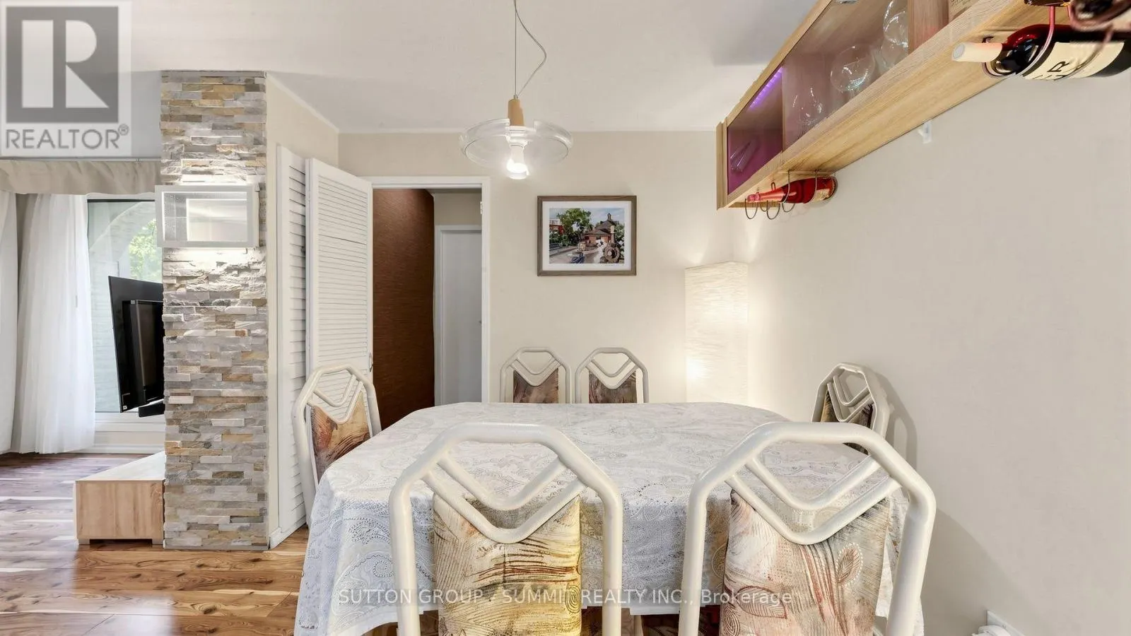 228 - 2095 ROCHE COURT N