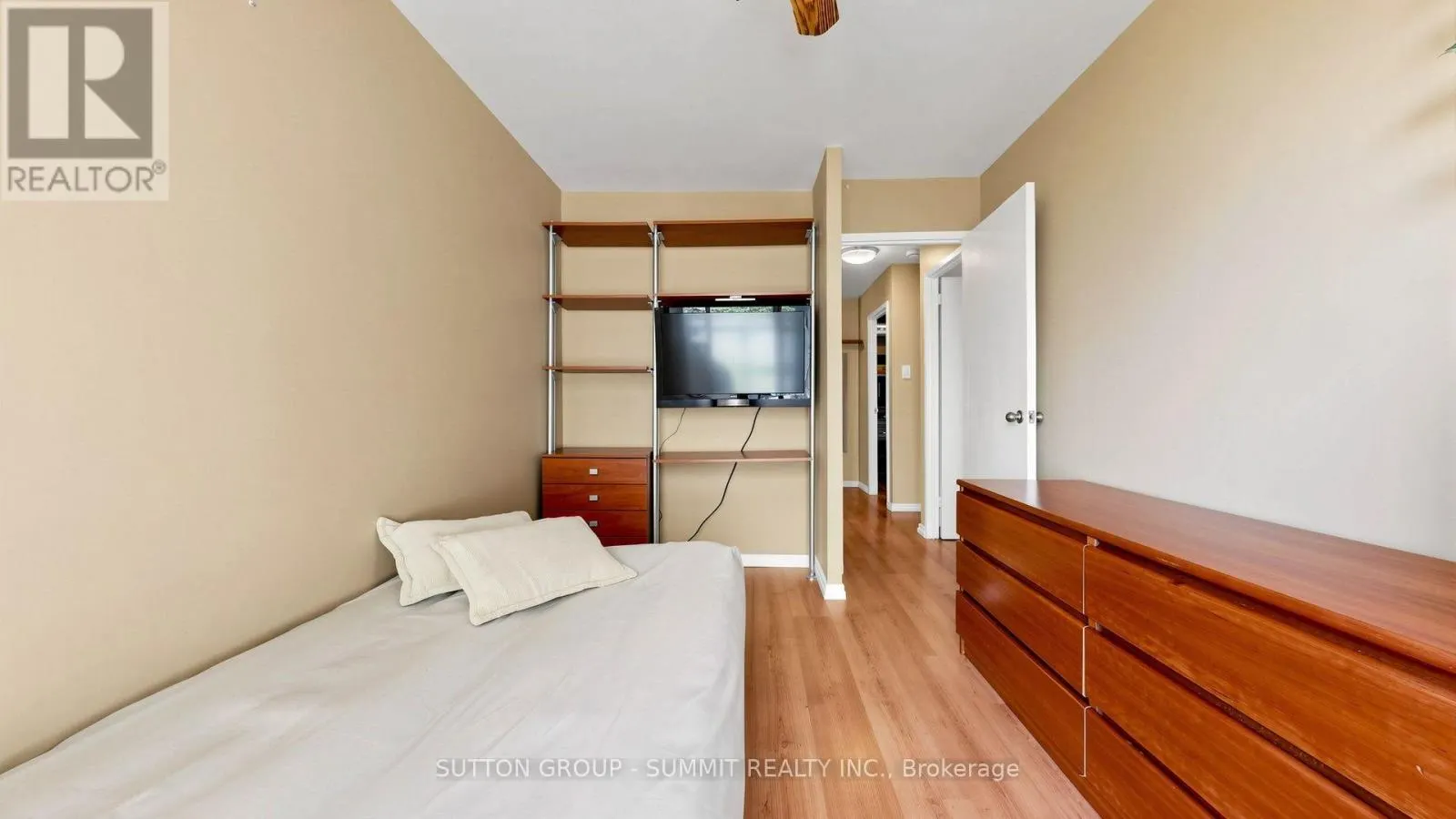 228 - 2095 ROCHE COURT N