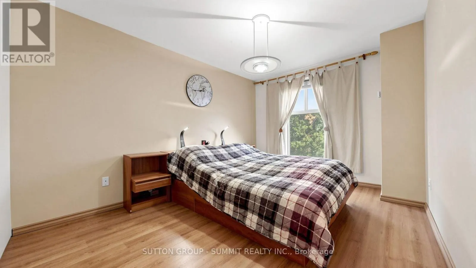 228 - 2095 ROCHE COURT N